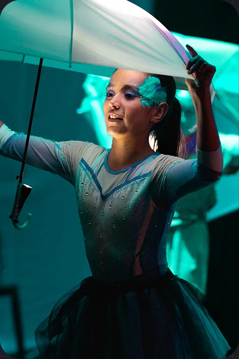 Danza con sombrilla · Colegio León de Judá