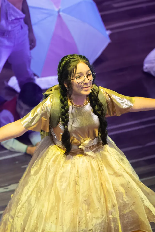 Vestido dorado · Colegio León de Judá