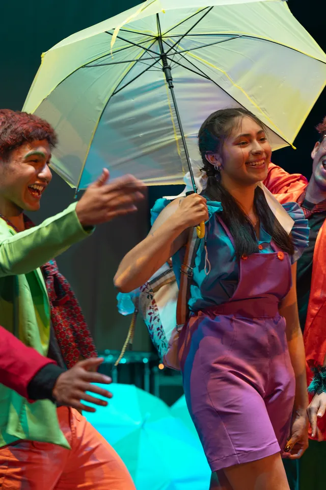 Coreografia con sombrillas · Colegio León de Judá